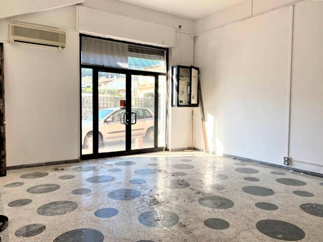 Locale Commerciale in affitto a Calabria, Catanzaro