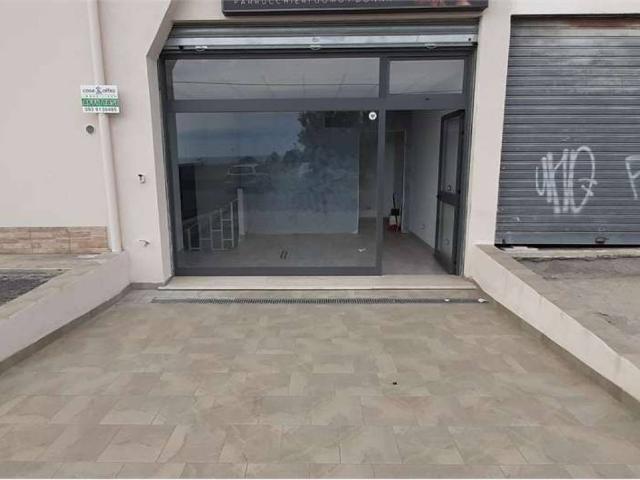 Locale Commerciale in affitto a Calabria, Catanzaro