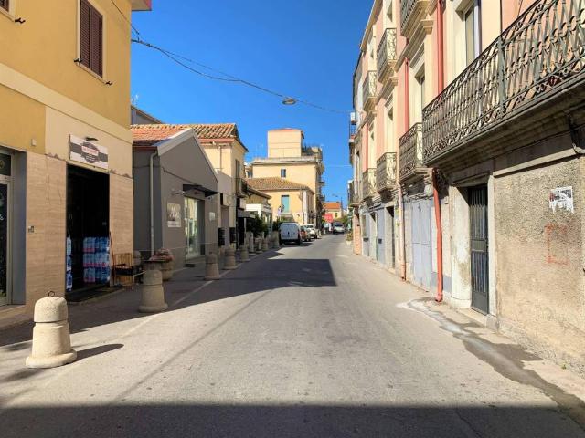 Locale Commerciale in affitto a Calabria, Catanzaro
