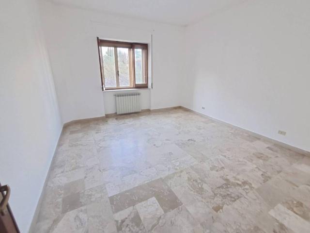 Locale Commerciale in affitto a Calabria, Catanzaro