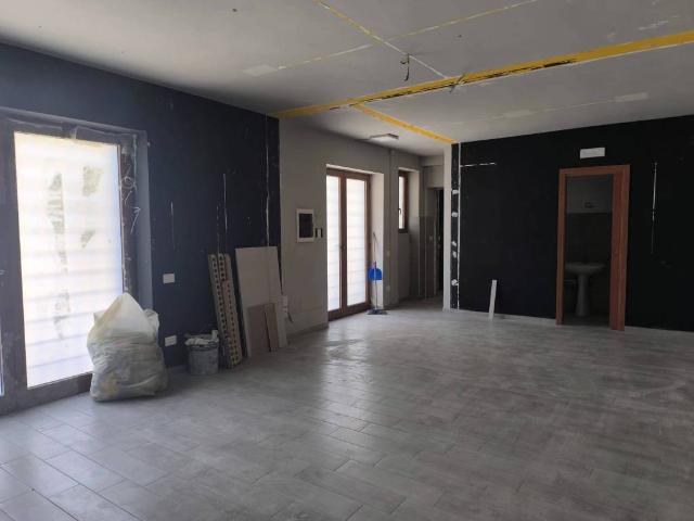 Locale Commerciale in affitto a Santa Rosa, Cava De' Tirreni