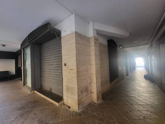Locale Commerciale in affitto a Pianesi, Cava De' Tirreni