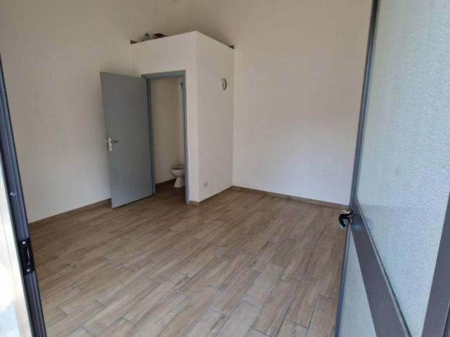 Locale Commerciale in affitto a Passetto, Cava De' Tirreni