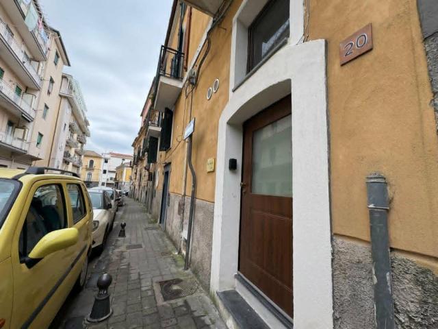 Locale Commerciale in affitto a Pianesi, Cava De' Tirreni