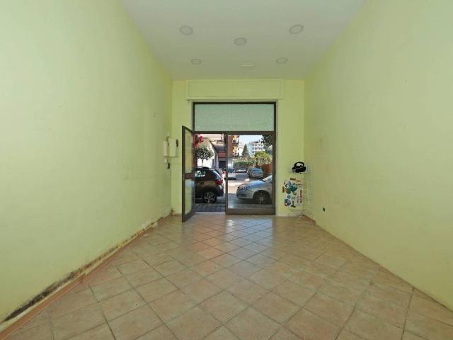 Locale Commerciale in affitto a Rotolo, Cava De' Tirreni