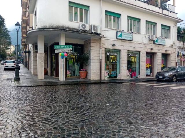 Locale Commerciale in affitto a Passetto, Cava De' Tirreni