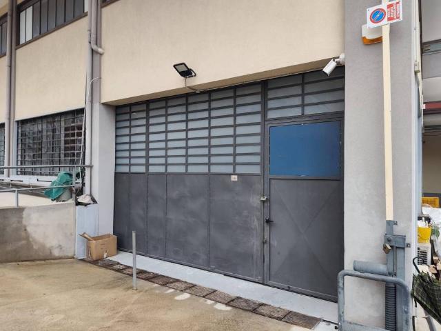 Locale Commerciale in affitto a Santa Rosa, Cava De' Tirreni