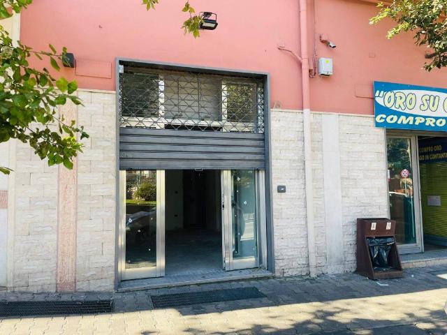 Locale Commerciale in affitto a Casa Davide, Cava De' Tirreni