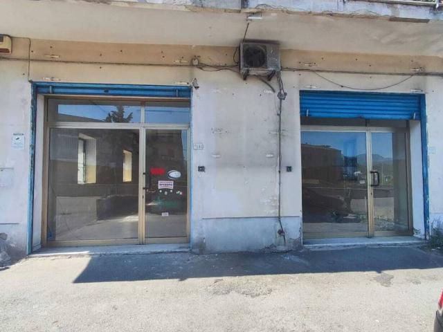 Locale Commerciale in affitto a Santa Rosa, Cava De' Tirreni
