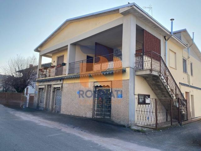 Locale Commerciale in affitto a Cava Manara, Pavia