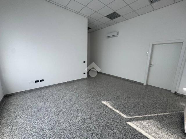 Locale Commerciale in affitto a Cavaion Veronese, Veneto