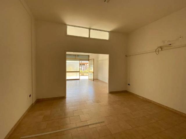 Locale Commerciale in affitto a Puglia, Lecce