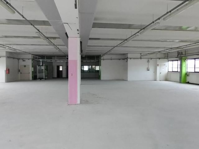 Locale Commerciale in affitto a Cavaria, Cavaria Con Premezzo
