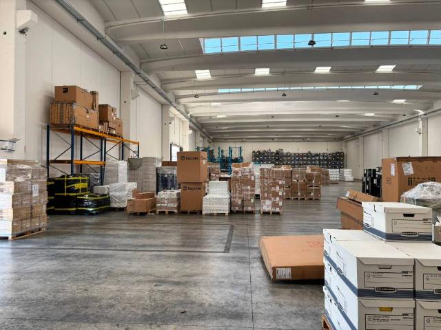 Locale Commerciale in affitto a Cavenago Brianza, Lombardia