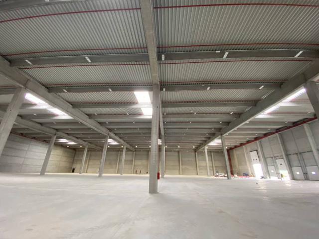 Locale Commerciale in affitto a Cavenago Brianza, Lombardia