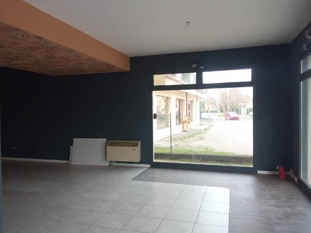 Locale Commerciale in affitto a Unione Comuni Modenesi Area Nord, Cavezzo