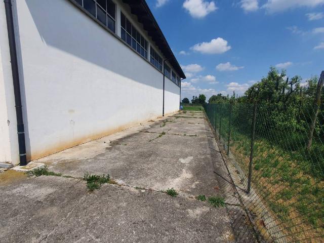Locale Commerciale in affitto a Cappella del Bosco, Cavour