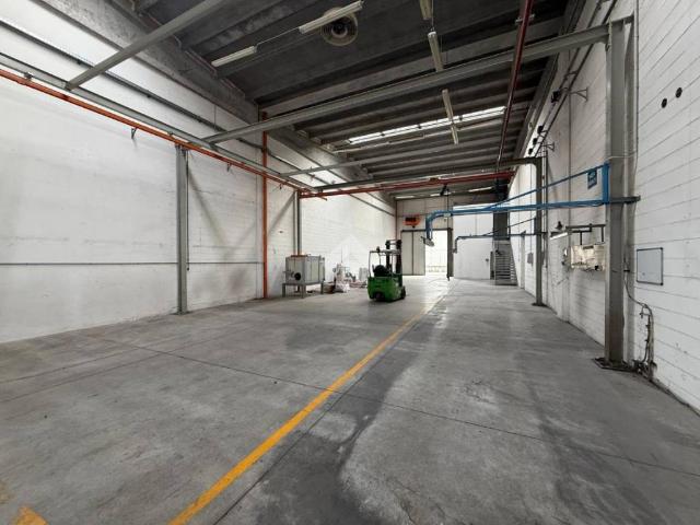 Locale Commerciale in affitto a Val d’Enza, Re