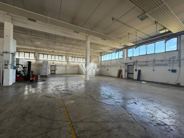 Locale Commerciale in affitto a Val d’Enza, Re