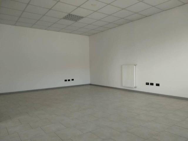 Locale Commerciale in affitto a Val d’Enza, Re