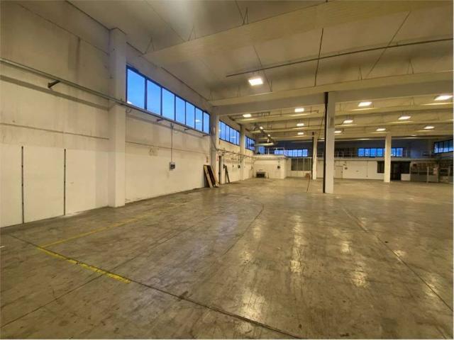 Locale Commerciale in affitto a Val d’Enza, Re