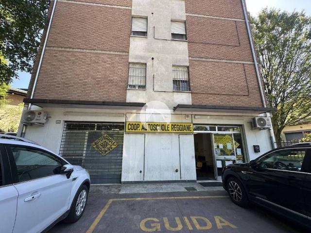 Locale Commerciale in affitto a Val d’Enza, Re