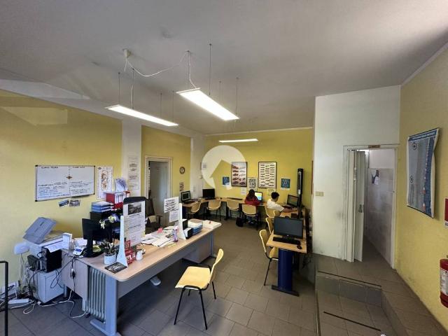 Locale Commerciale in affitto a Val d’Enza, Re