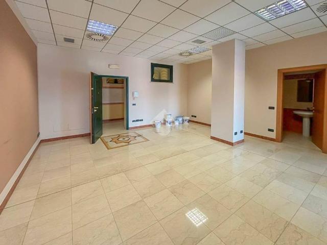 Locale Commerciale in affitto a Cazzago San Martino, Lombardia