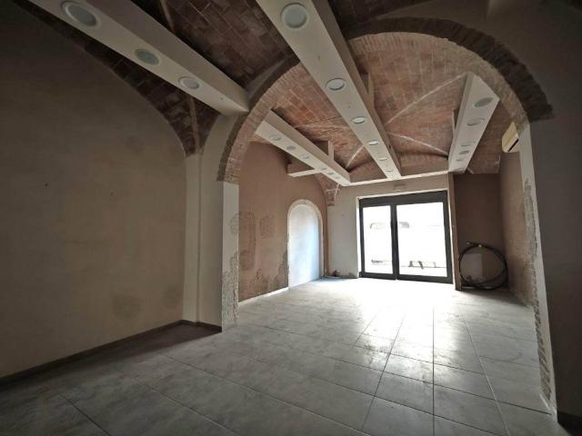 Locale Commerciale in affitto a Cecina, Toscana