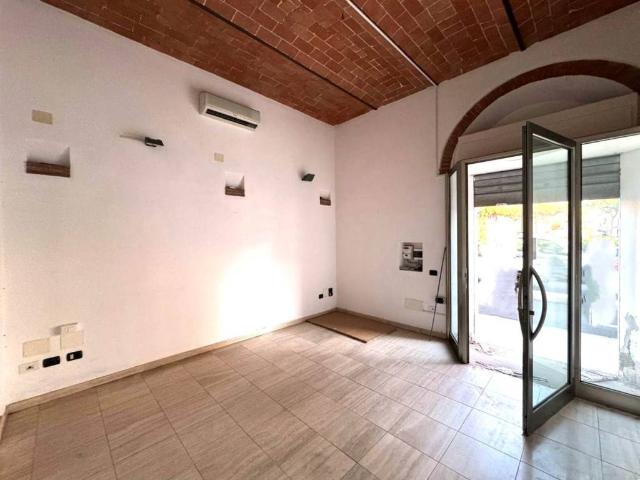 Locale Commerciale in affitto a Cecina, Livorno