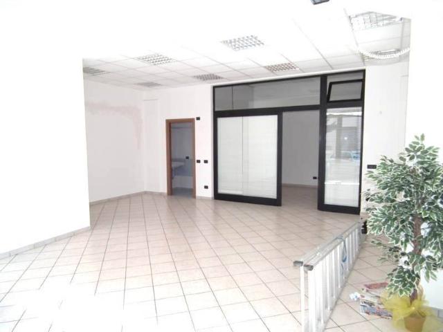 Locale Commerciale in affitto a Cecina, Toscana
