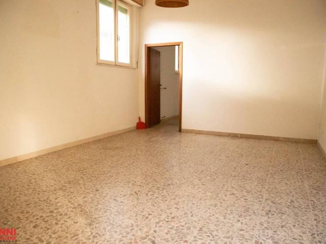 Locale Commerciale in affitto a Cecina, Livorno