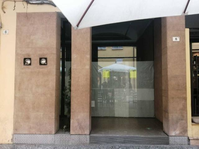 Locale Commerciale in affitto a Unione Alto Ferrarese, Cento