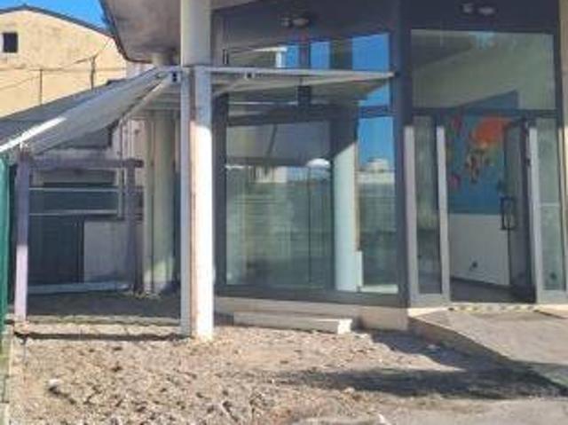 Locale Commerciale in affitto a Unione Alto Ferrarese, Cento