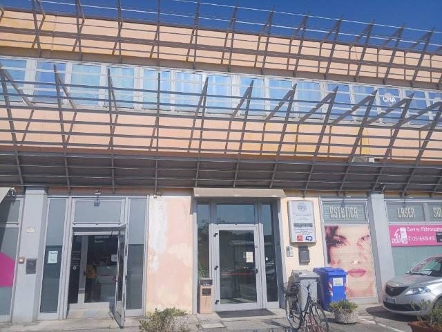 Locale Commerciale in affitto a Unione Alto Ferrarese, Cento