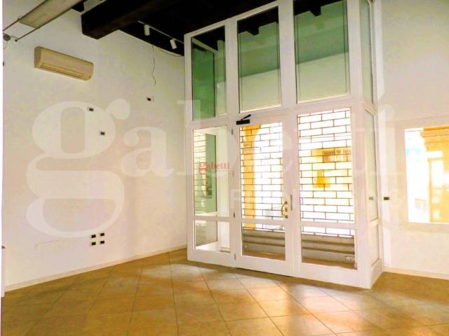 Locale Commerciale in affitto a Unione Alto Ferrarese, Cento
