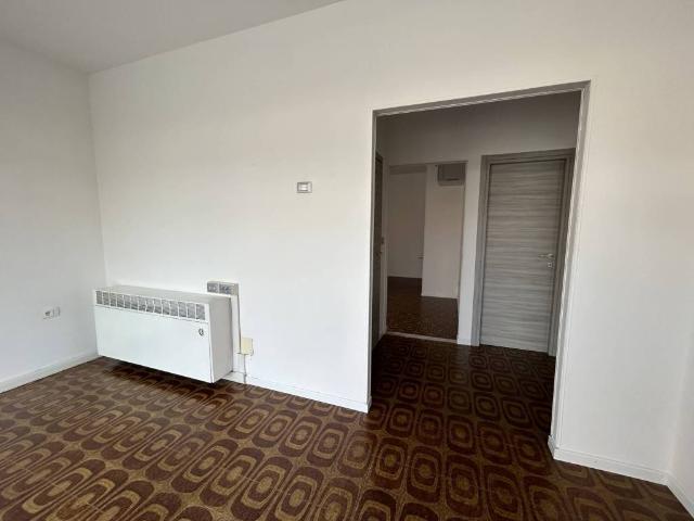 Locale Commerciale in affitto a Unione Alto Ferrarese, Cento