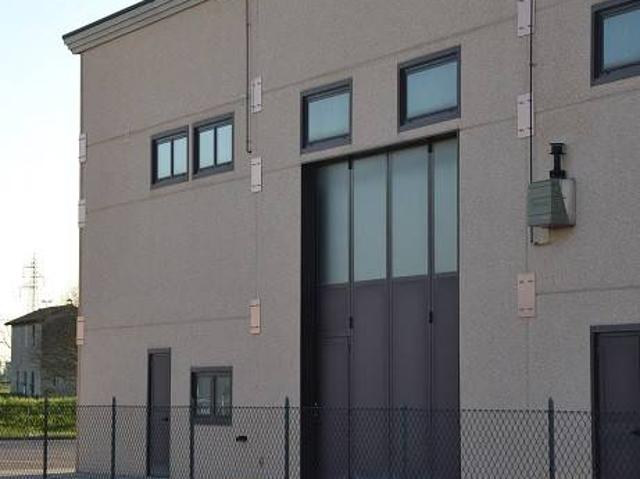 Locale Commerciale in affitto a Unione Alto Ferrarese, Cento