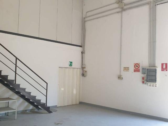 Locale Commerciale in affitto a Unione Alto Ferrarese, Cento