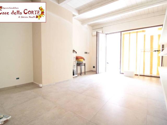 Locale Commerciale in affitto a Unione Alto Ferrarese, Cento
