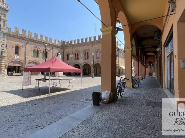 Locale Commerciale in affitto a Unione Alto Ferrarese, Cento