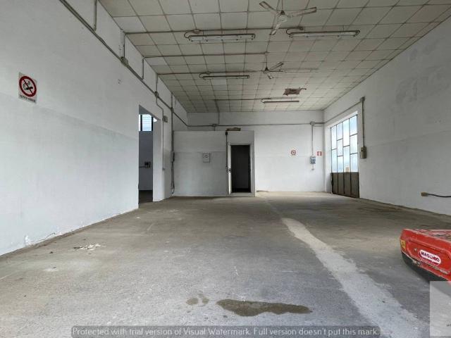 Locale Commerciale in affitto a Unione Alto Ferrarese, Cento