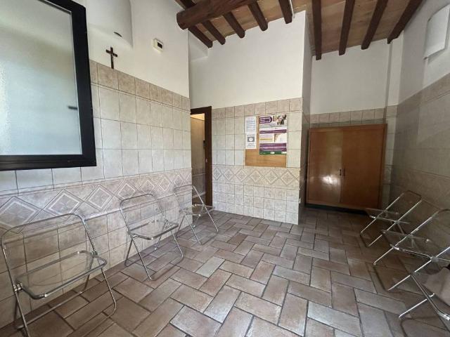 Locale Commerciale in affitto a Unione Alto Ferrarese, Cento