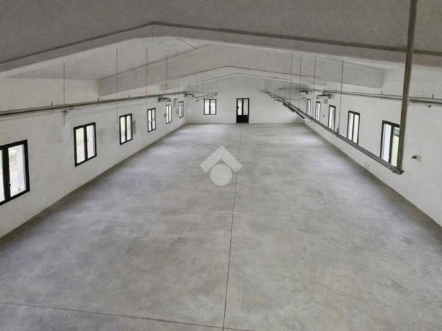Locale Commerciale in affitto a Unione Alto Ferrarese, Cento
