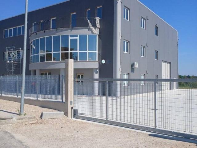 Locale Commerciale in affitto a Villanova, Cepagatti