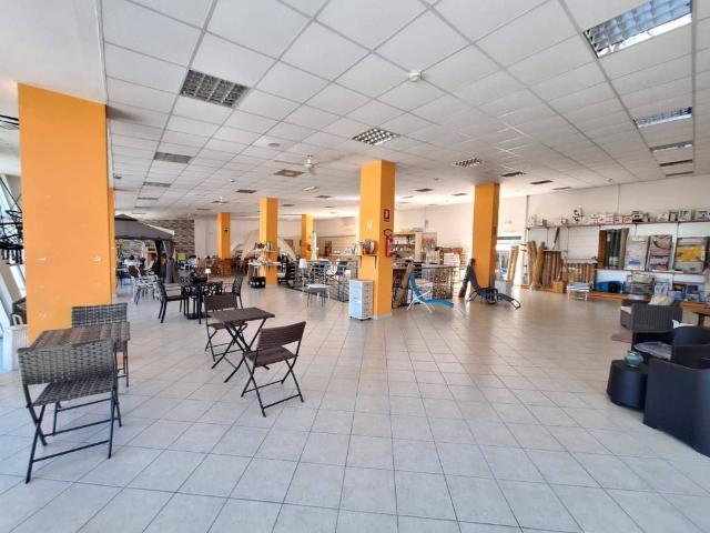Locale Commerciale in affitto a Ceppaloni, Campania