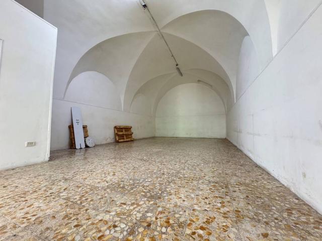 Locale Commerciale in affitto a Puglia, Foggia