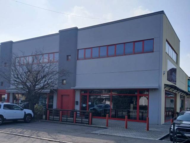 Locale Commerciale in affitto a Asnago di Cermenate, Cermenate