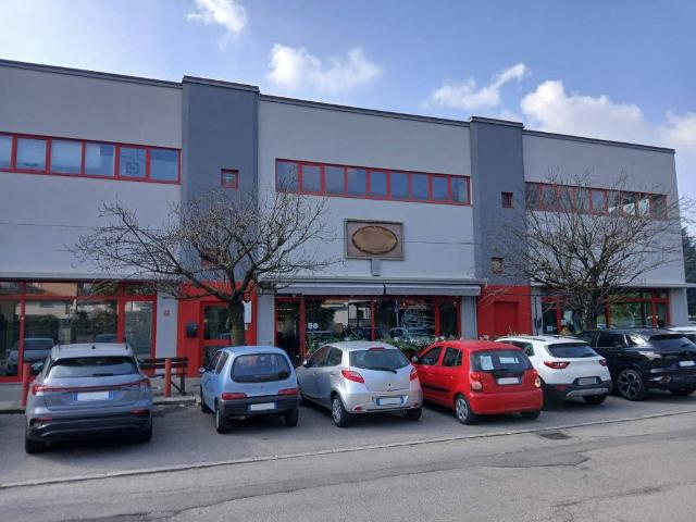 Locale Commerciale in affitto a Asnago di Cermenate, Cermenate