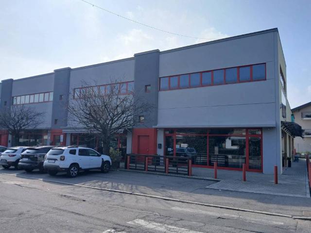 Locale Commerciale in affitto a Asnago di Cermenate, Cermenate